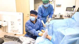 医療スタッフが患者に対して医療処置を行っている医務室・治療室の様子