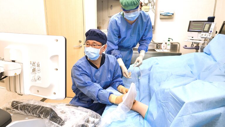医療スタッフが患者に対して医療処置を行っている医務室での風景